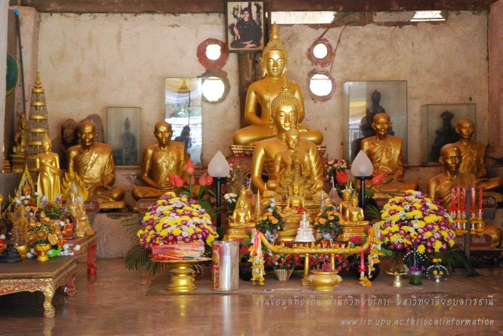 รูปหล่อพระบูรพาจารย์ ประดิษฐานในสิมเก่าวัดบูรพาราม