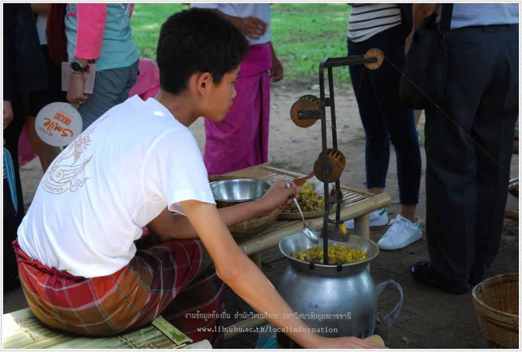 สาธิตการสาวไหม ในนิทรรศการบ้านคำปุน