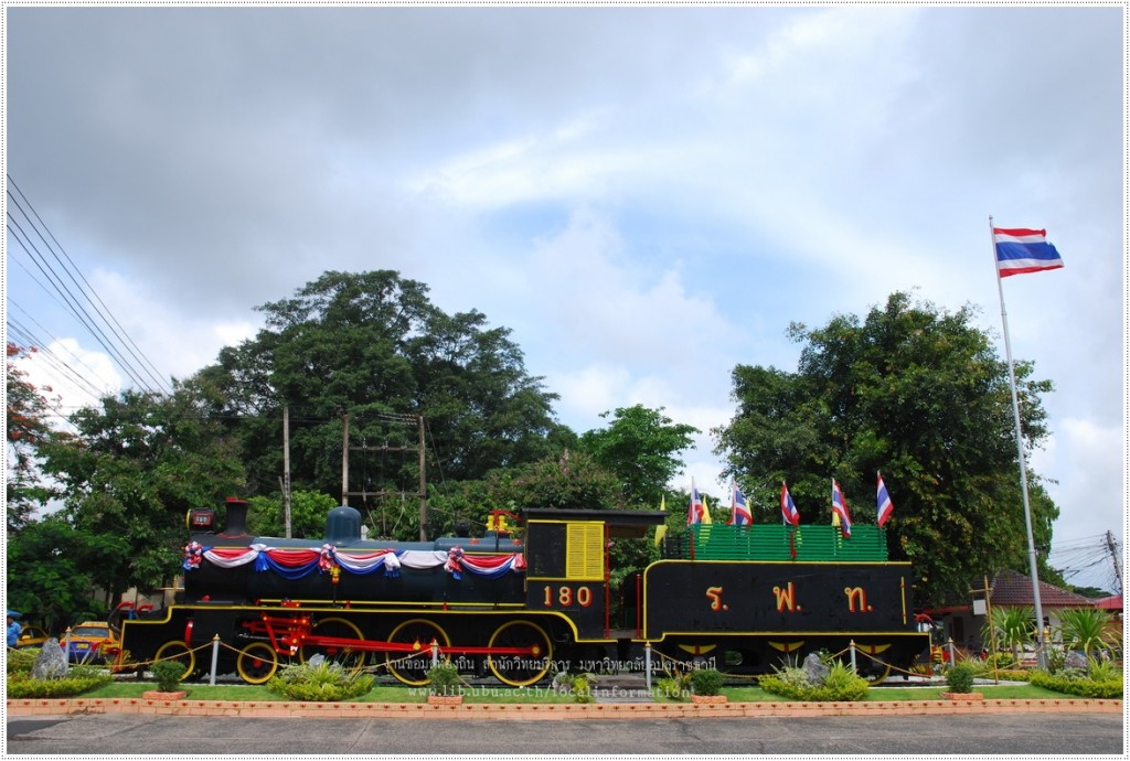 หัวรถจักรที่แสดงไว้หน้าสถานีรถไฟอุบลราชธานี