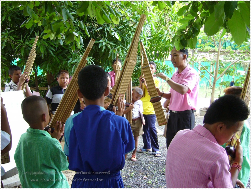 ครูธนิตชาติ ทองมงคล กับบทบาทการเป็นวิทยากรสอนดนตรีพื้นบ้านอีสานให้กับหน่วยงานต่าง ๆ