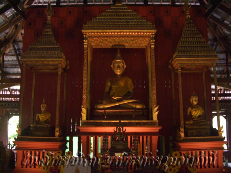 พระพุทธรูปไม้กันเกราแกะสลัก ประดิษฐานภายในพิพิธภัณฑ์วัดศรีอุบลราชธานี